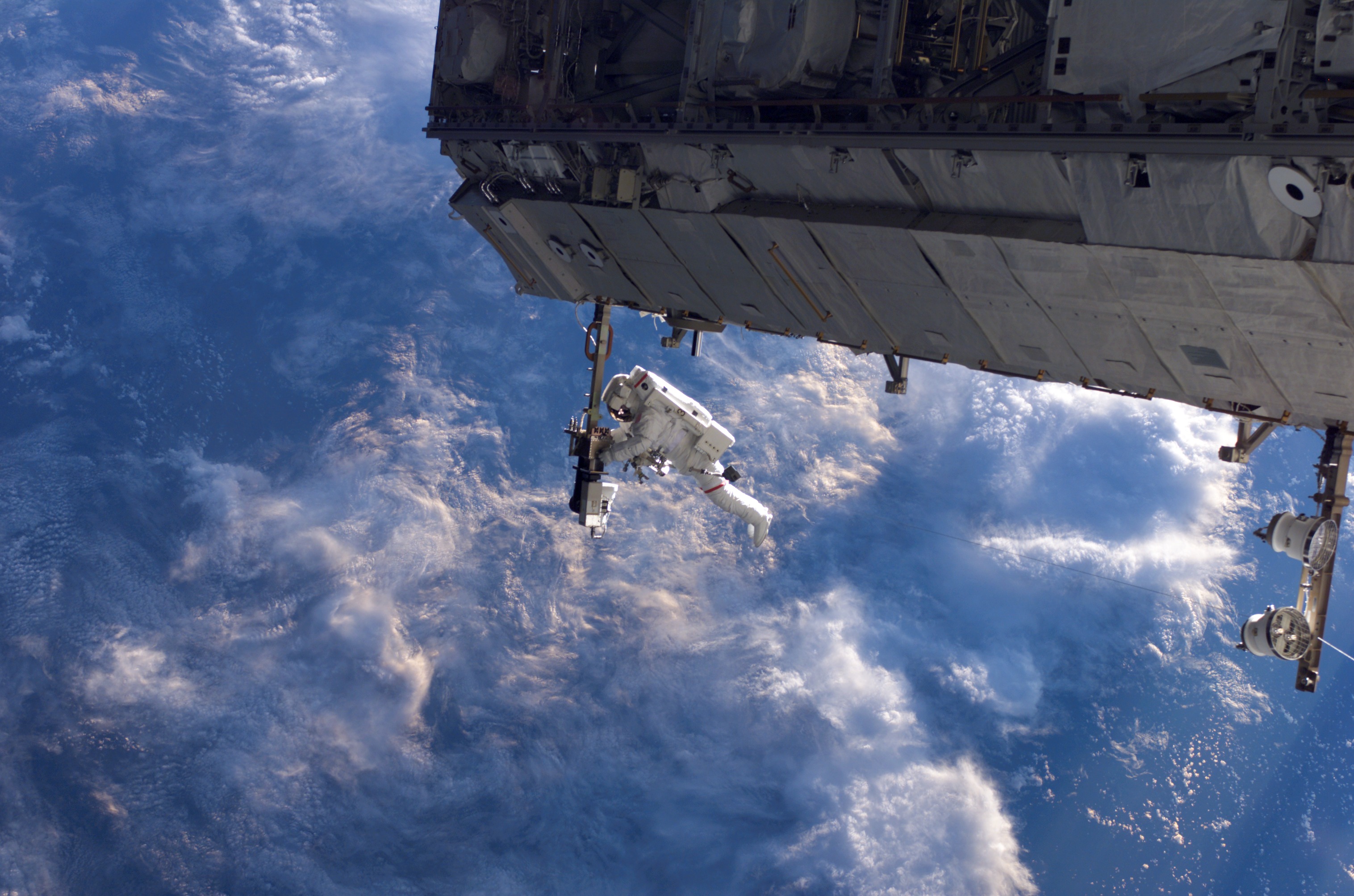 GALERIE FOTO | Doi astronauți ruși au făcut cea mai lungă plimbare în spațiu