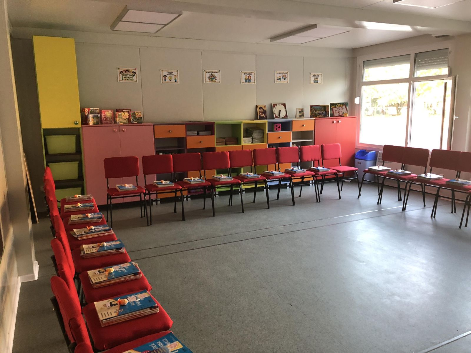 REPORTAJ/ Clopoțelul a sunat în containere la începerea noului an într-o școală din Timișoara. Primarul i-a îndemnat pe cei mici să devină ”oameni școlați” - FOTO