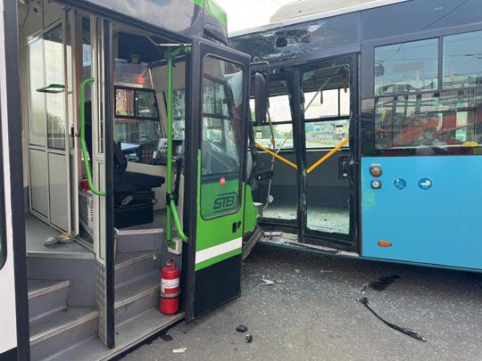 Accident între un tramvai și un autobuz STB la intersecția dintre Calea 13 Septembrie cu Strada Progresului. Cel puțin 11 persoane rănite