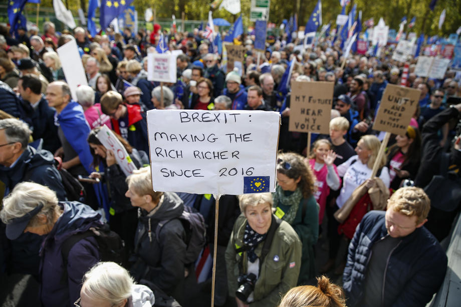 BREXIT | Parlamentul britanic a blocat acordul privind ieșirea țării din UE, în timp ce zeci de mii de oameni protestează. Boris Johnson, forțat să ceară o nouă amânare
