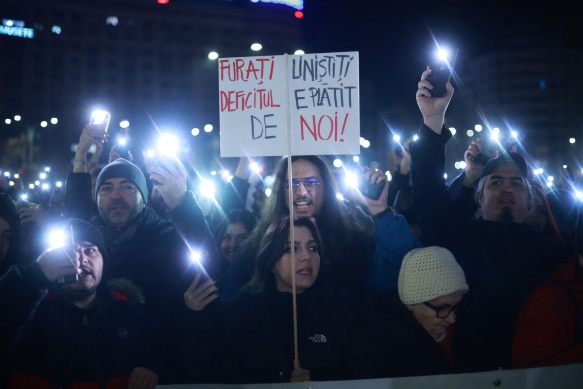 Nou protest în Piața Victoriei din București. Câteva mii de oameni au cerut demisia șefei Curții Supreme, Lia Savonea, pentru neregulile din justiție, în a patra zi consecutivă