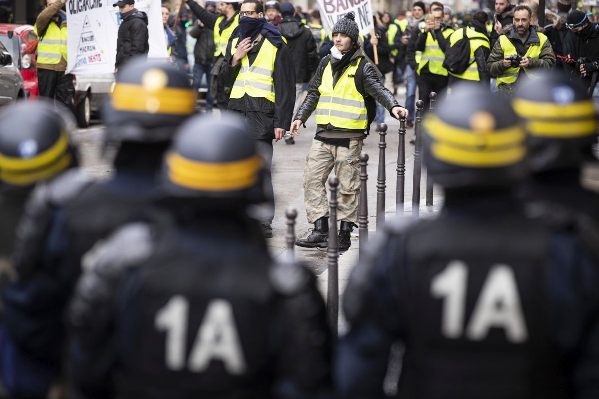 FOTO | Noi proteste ale "vestelor galbene" în Franța, soldate cu peste 100 de rețineri. Numărul participanților, în scădere considerabilă