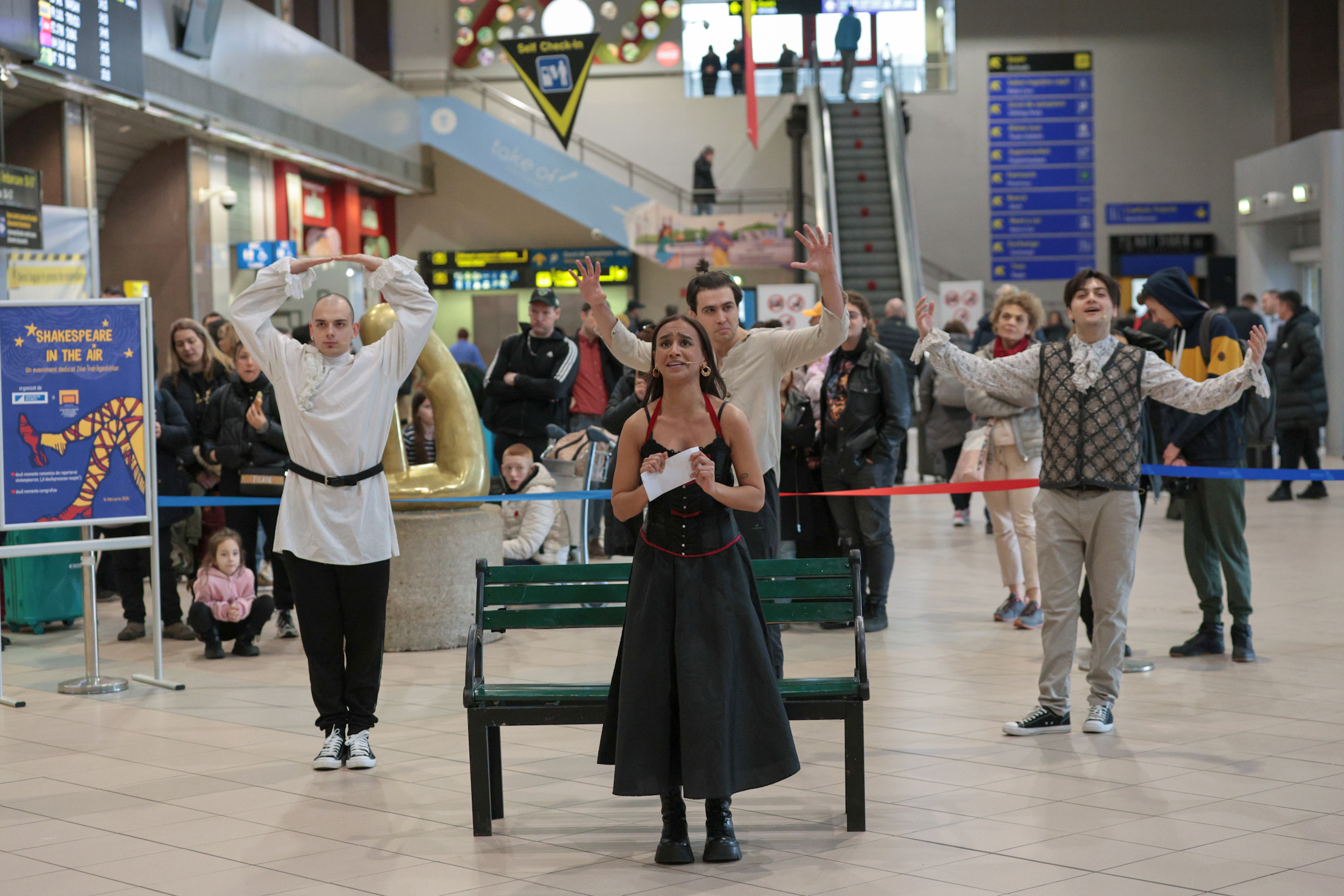 Surpriză pentru călătorii de pe Aeroportul Otopeni, de Valentine’s Day: spectacole din Shakespeare și momente coregrafice