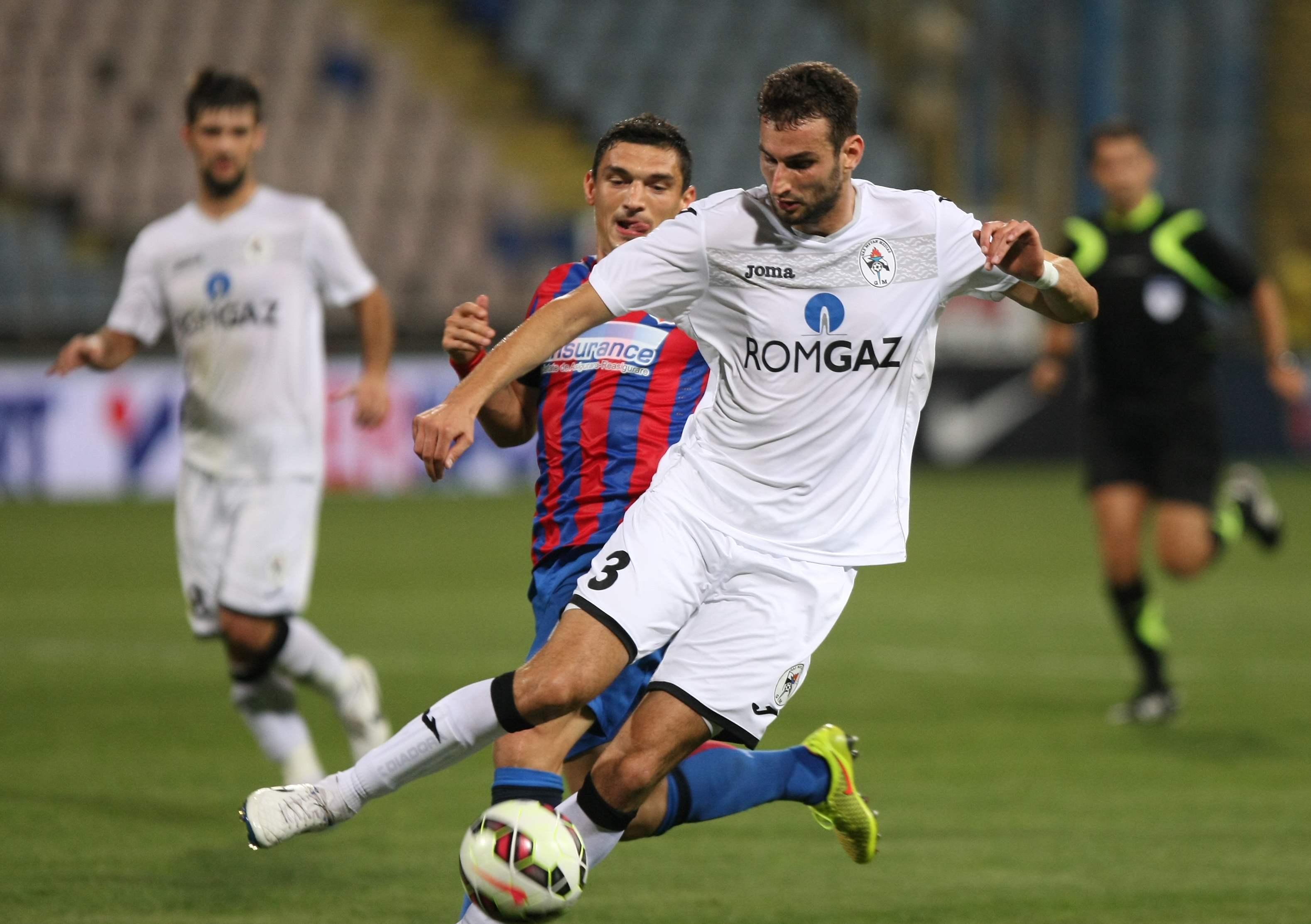VIDEO & GALERIE FOTO/ Liga I: Steaua - Gaz Metan 3-1. ^ "Dublă" Keşeru. Sânmărtean a înscris  direct din corner. Steaua a urcat pe primul loc