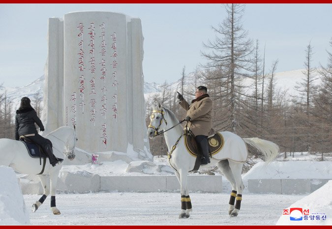 Kim Jong Un, călare pe un cal alb, pe muntele sacru al Coreei de Nord. Imaginile misterioase care prevestesc un anunț major