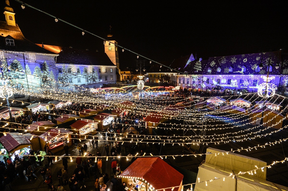 Târgul de Crăciun din Sibiu a început. Proiecția grandioasă din Piața Mare, urmărită de peste zece mii de oameni