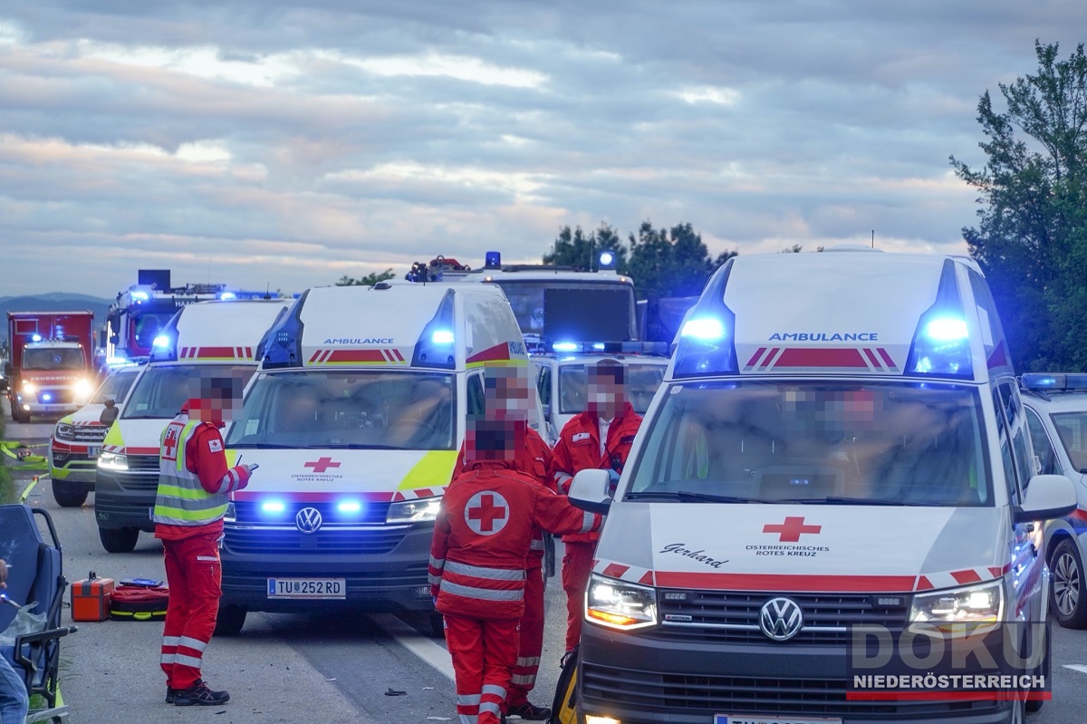 Peste zece ambulanțe, mașini de pompieri și un elicopter, chemate după ce un microbuz cu români a intrat într-un TIR, în Austria