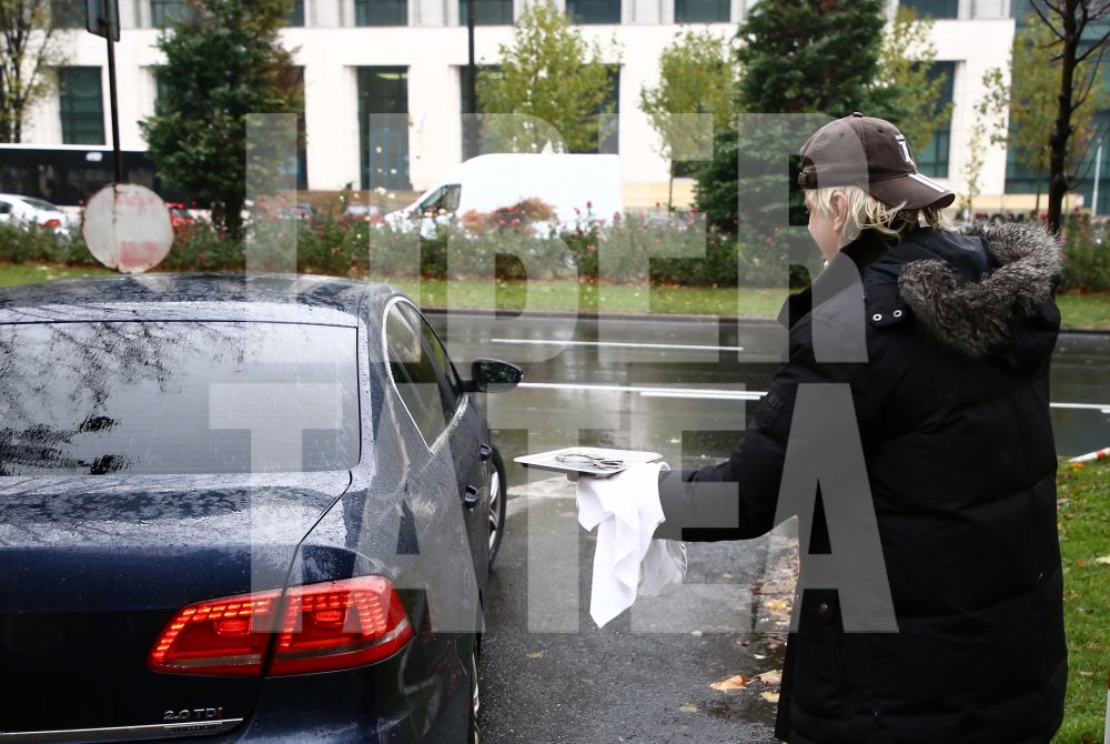 FOTO EXCLUSIV | Gabriel Oprea, întâmpinat cu cătușe pe tavă, la Tribunalul București, de către un protestatar #Rezist costumat în ospătar