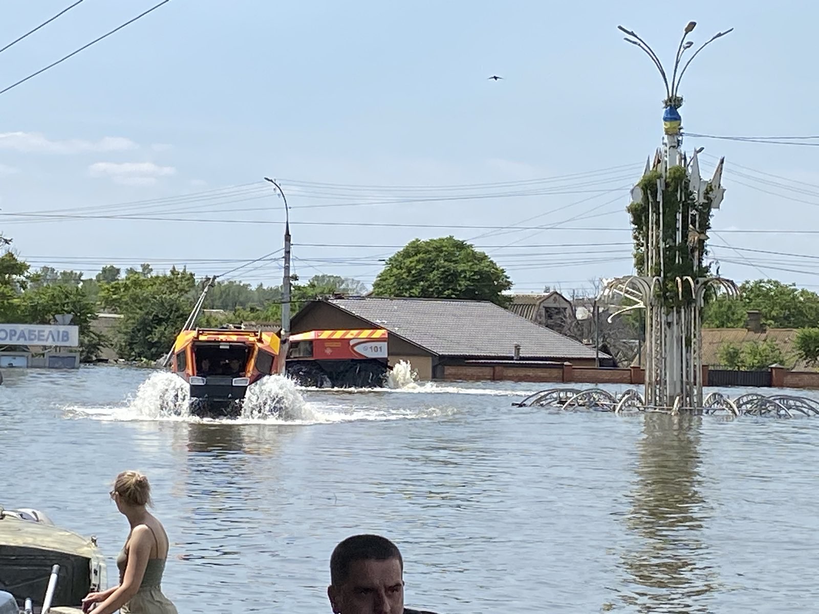 EXCLUSIV. Voluntar ucrainean vorbește pentru publicul Libertatea din mijlocul inundațiilor: „Rușii au bombardat centrul de evacuare, abia plecasem de acolo”