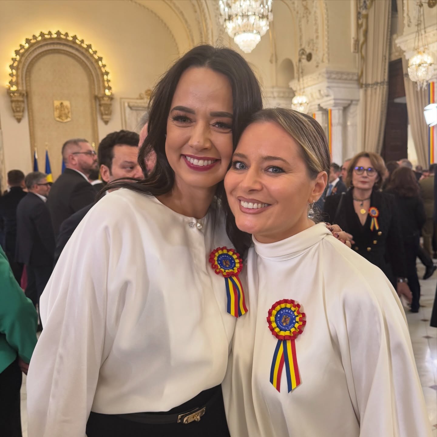Mirabela Grădinaru, înconjurată de vedete la recepția de la Palatul Cotroceni de Ziua Națională. Partenera lui Nicușor Dan a purtat gri
