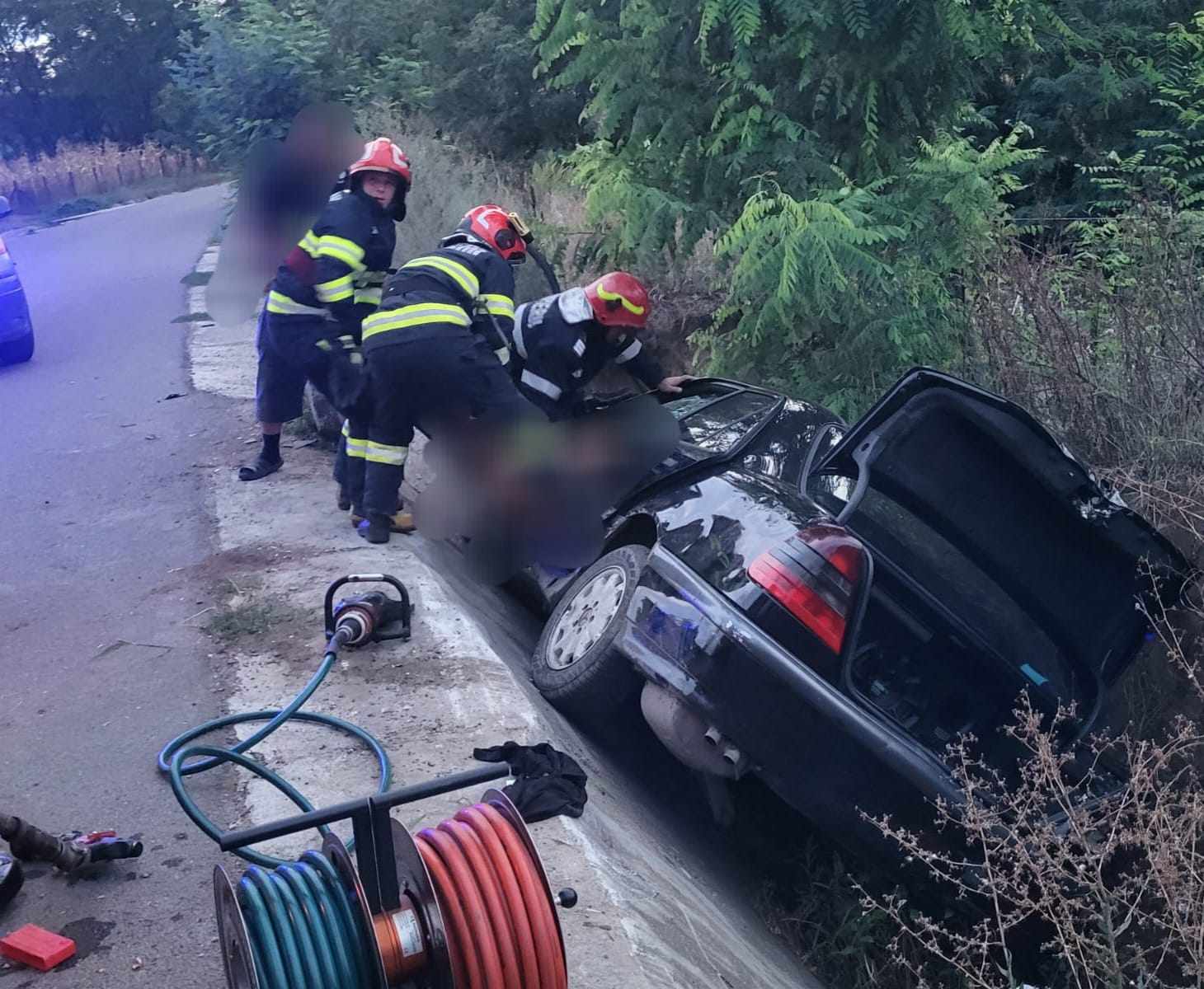 Trei oameni, inclusiv un copil de doar 1 an, au murit după ce mașina cu care mergeau s-a răsturnat într-un şanţ din județul Botoșani | FOTO