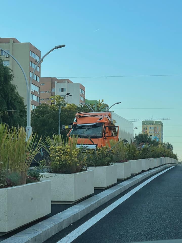 Limitatorul de înălțime de la intrarea în Pasajul Unirii, distrus de un TIR la câteva zile după redeschiderea pasajului