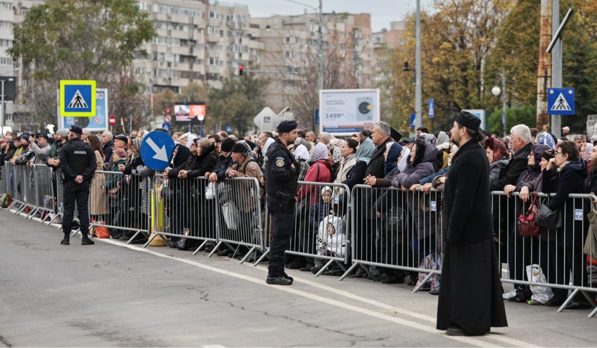 Ceremonia de sfințire a picturii Catedralei Mântuirii Neamului. Peste 12.500 de oameni, printre care Nicușor Dan, Ilie Bolojan, Traian Băsescu și Emil Constantinescu, au fost martori la citirea actului de sfințire