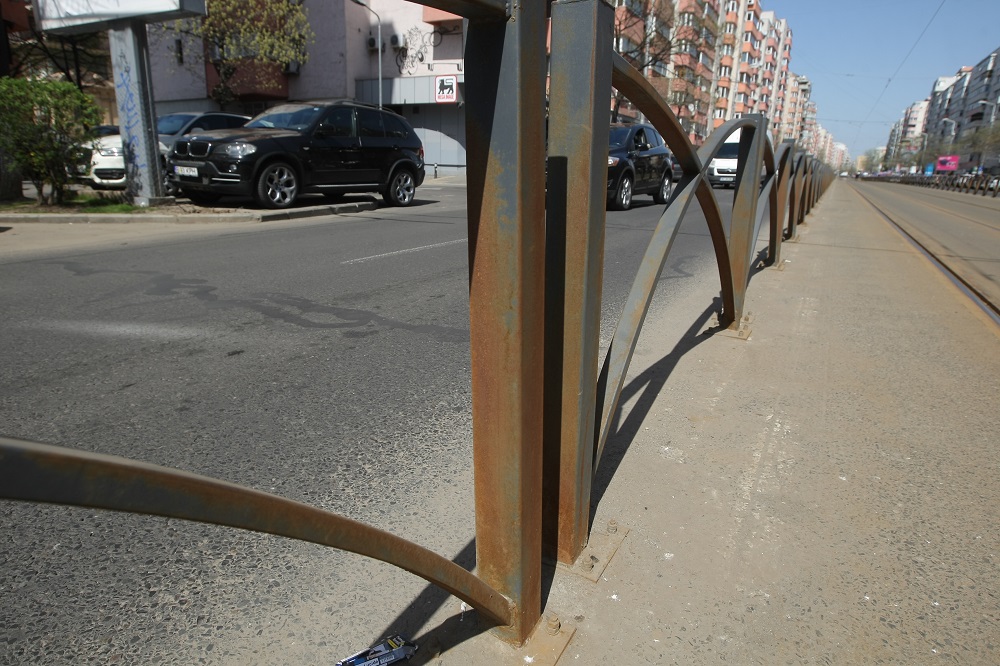 Gardurile de 412.000 de lei puse de-a lungul liniei de tramvai 21 au ruginit în doar cinci luni