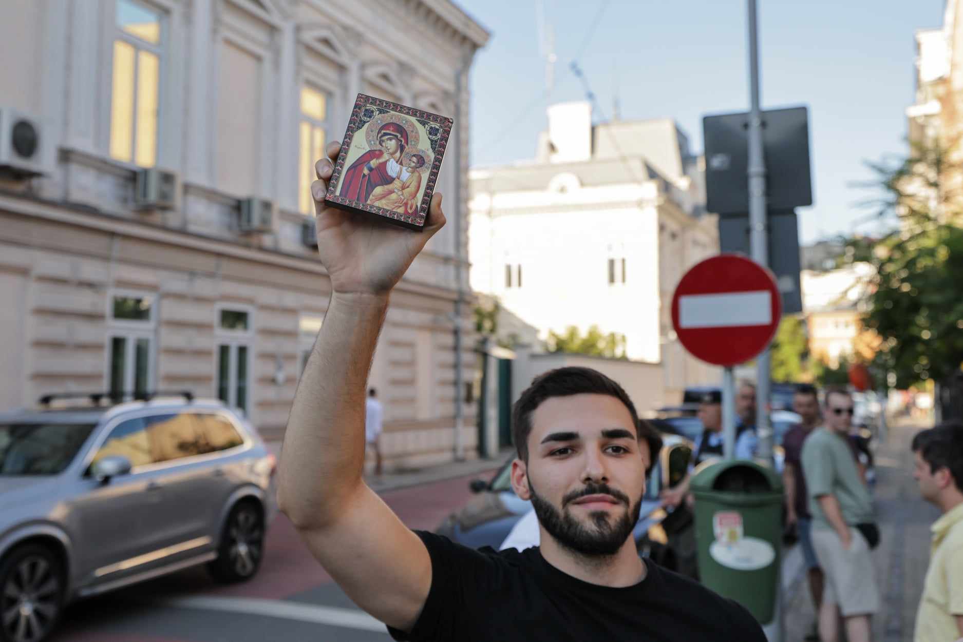 Frații Tate, judecați pentru viol și trafic de persoane, protest în fața Ambasadei Franței pentru „susținerea creștinismului”. Ce i-a deranjat?