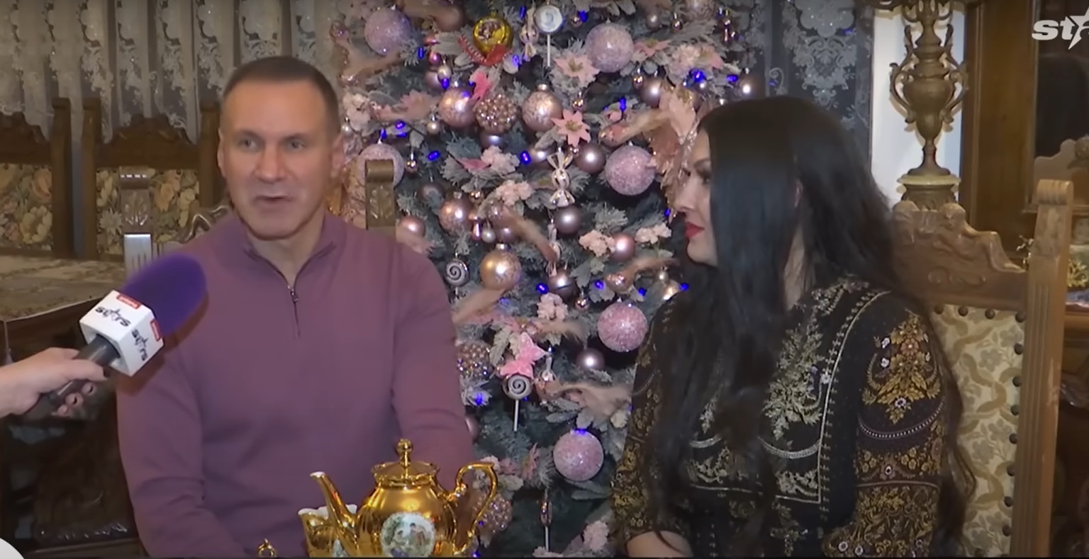 Imagini din casa Medanei și a lui Alin Oprea, decorată de Crăciun. Au împodobit mai mulți brazi, unul chiar și în bucătărie