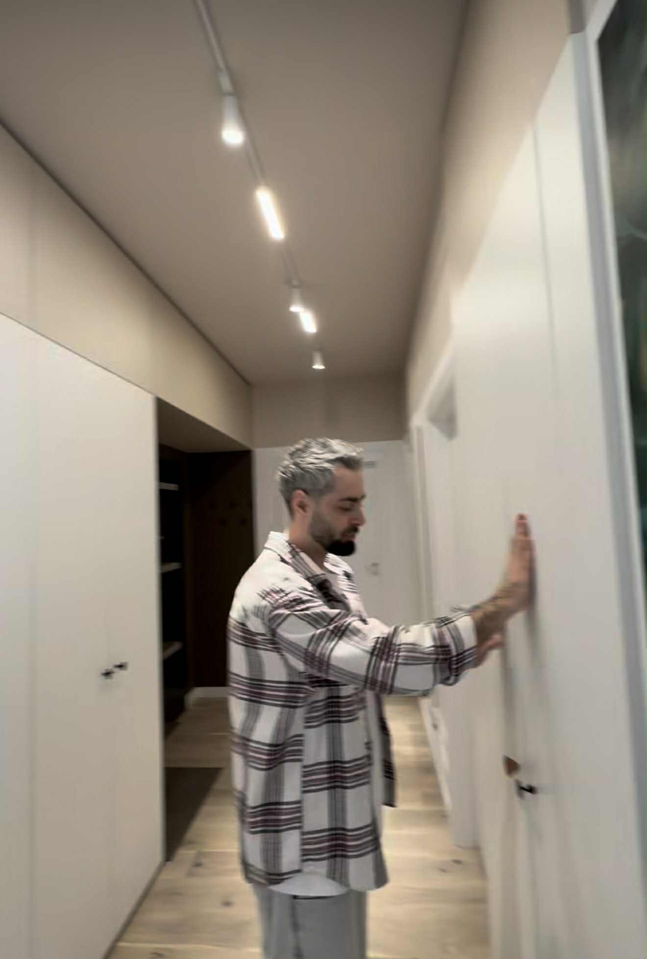 Imagini din apartamentul de lux în care locuiește Radu Bucălae cu soția. Mobila e făcută la comandă, la sfatul designerilor de interior