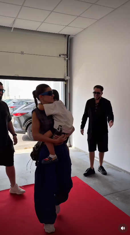 Cum au apărut Theo Rose și Anghel Damian, alături de fiul lor