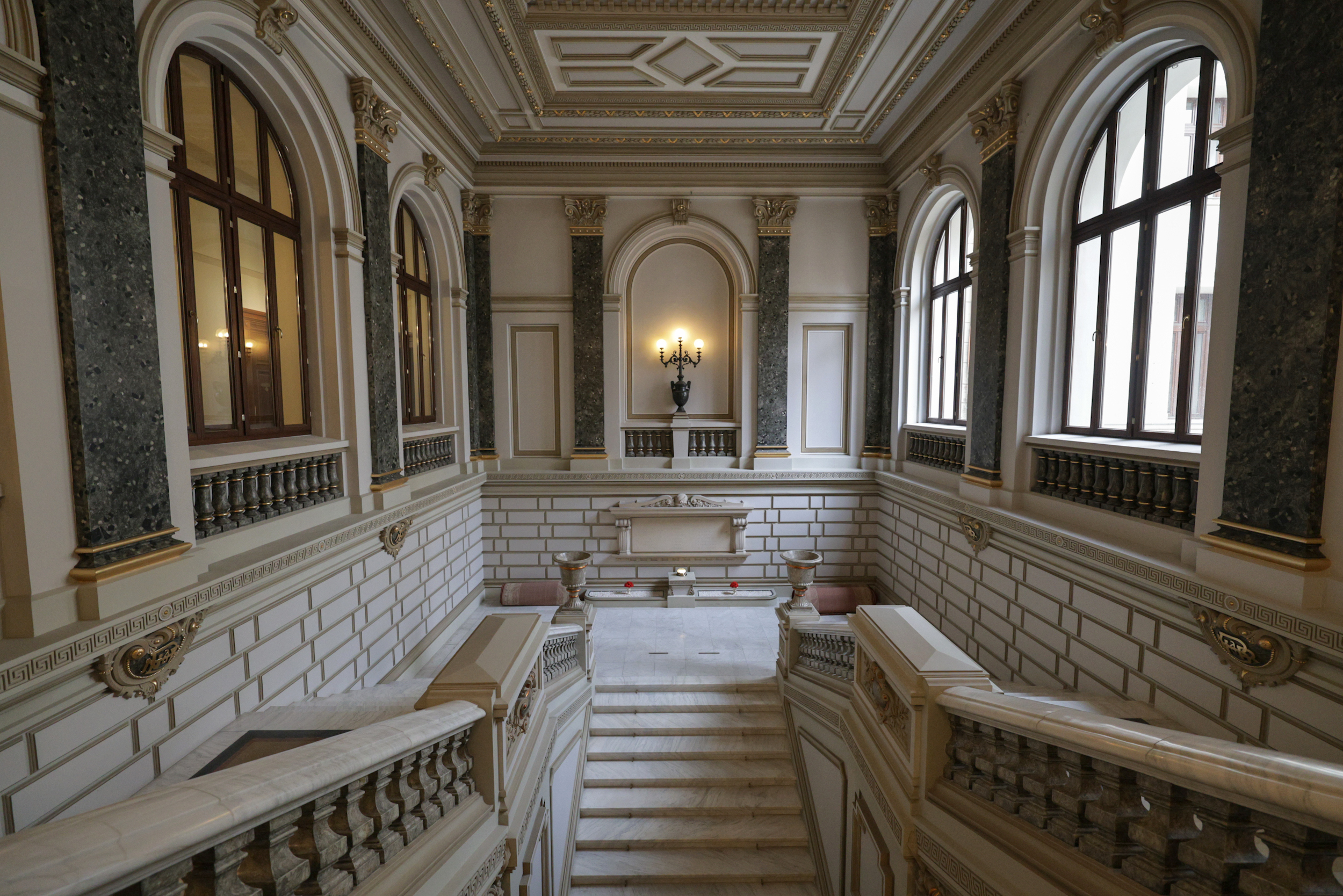 Aur de 3,8 milioane de euro, păzit cu pistoale-mitralieră Kalașnikov. Am intrat în Palatul Vechi al Băncii Naţionale din București