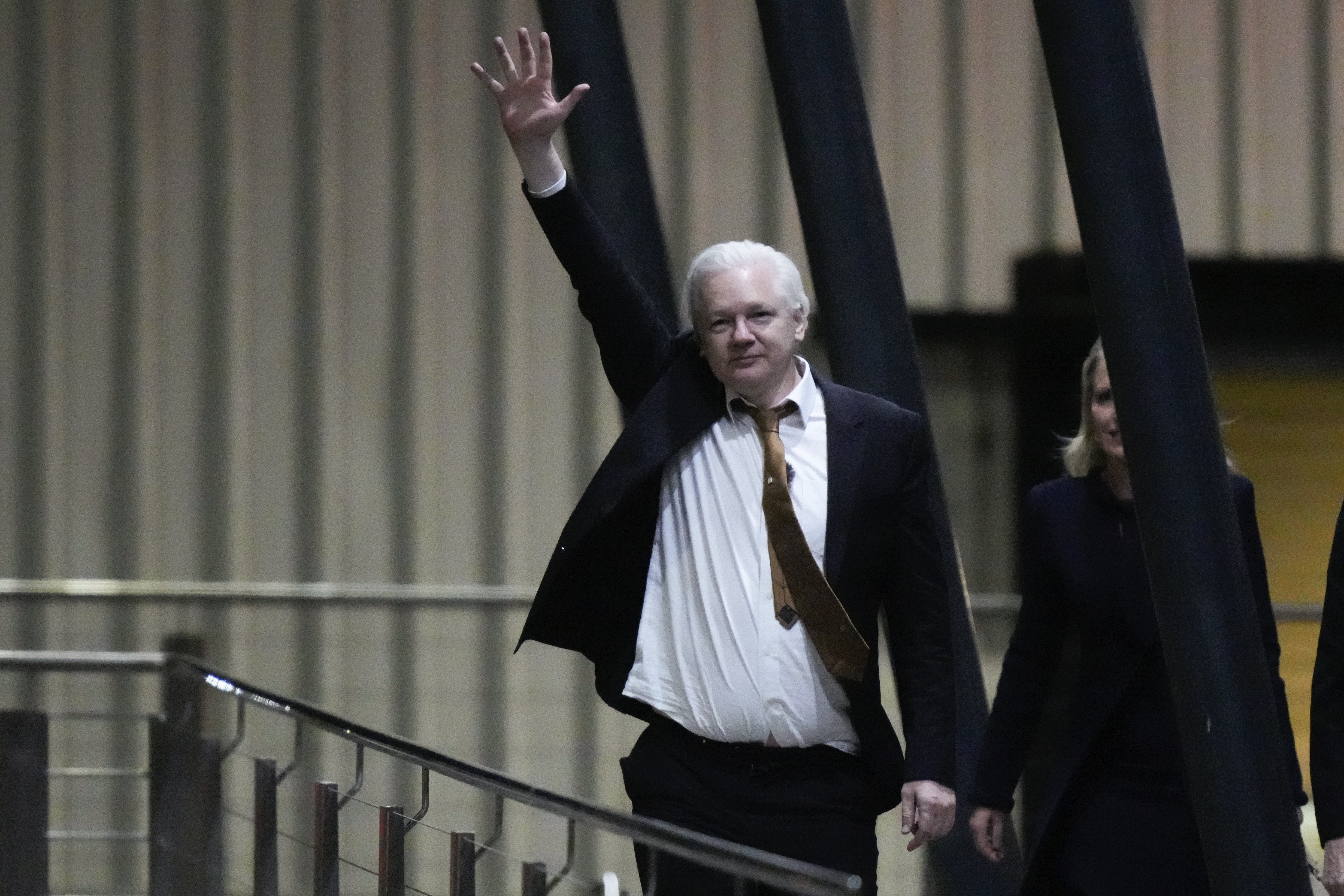 Julian Assange a ajuns în Australia, după eliberarea din închisoare: a fost așteptat de familie și de numeroși susținători pe aeroport