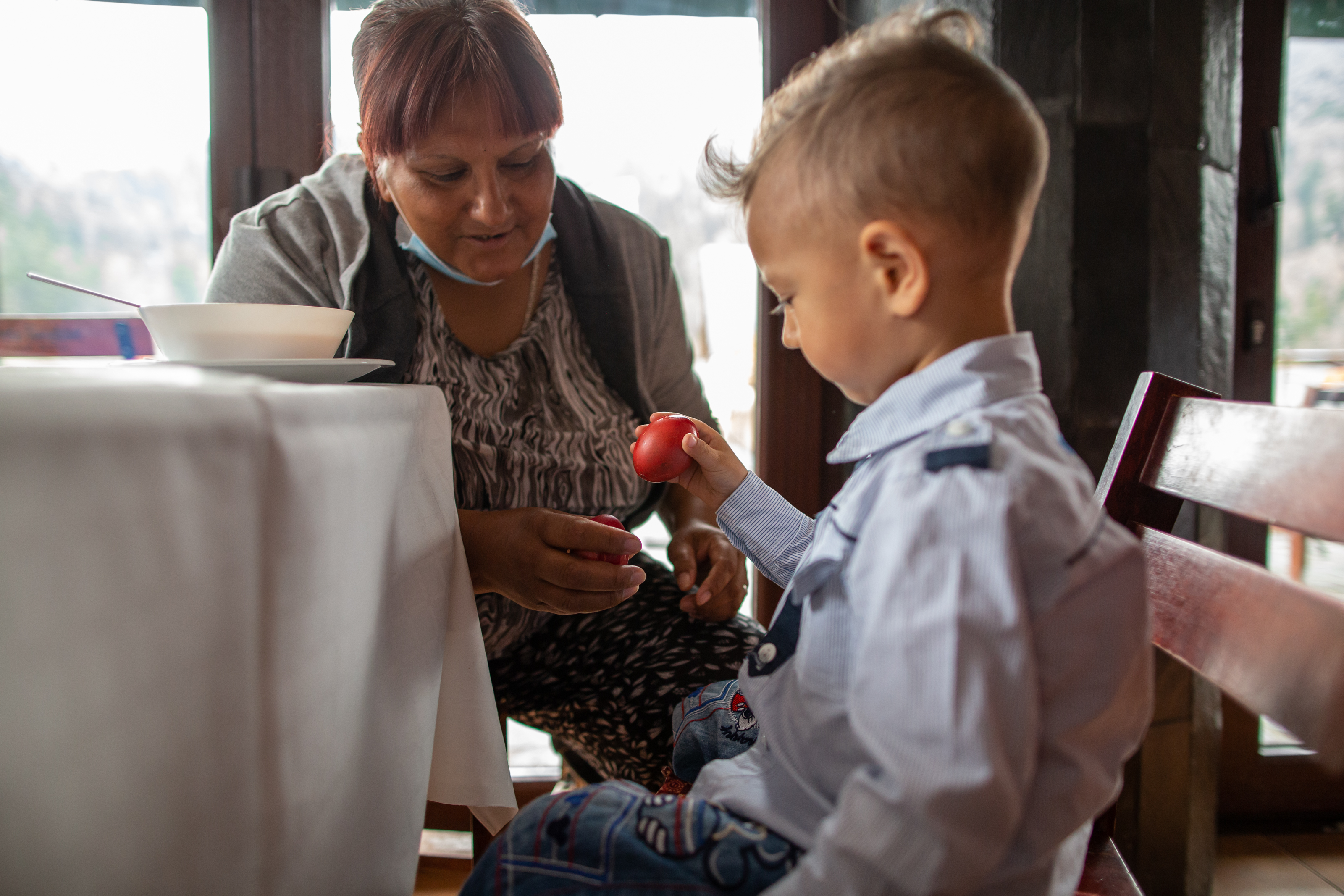 Cum au ajuns tatăl și fiica să fie colegi în clasa a VI-a și înțelepciunea romilor învățați cu discriminarea