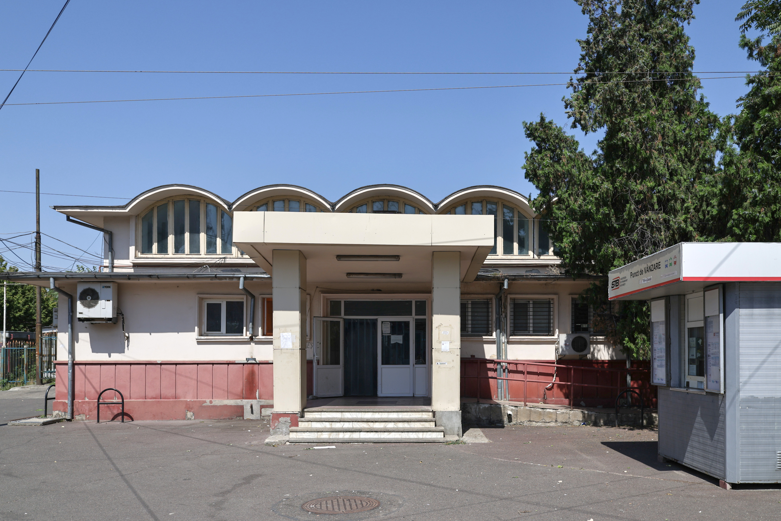 „Doar pentru tine, Amore”. O manea, un fotoliu părăsit și un ceas blocat, locul abandonat din București