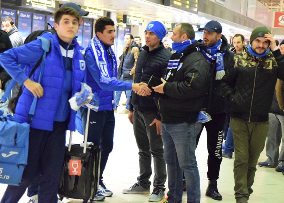 Fotbaliștii Craiovei au fost așteptați de fani cu torțe la revenirea din Malta / GALERIE FOTO&VIDEO
