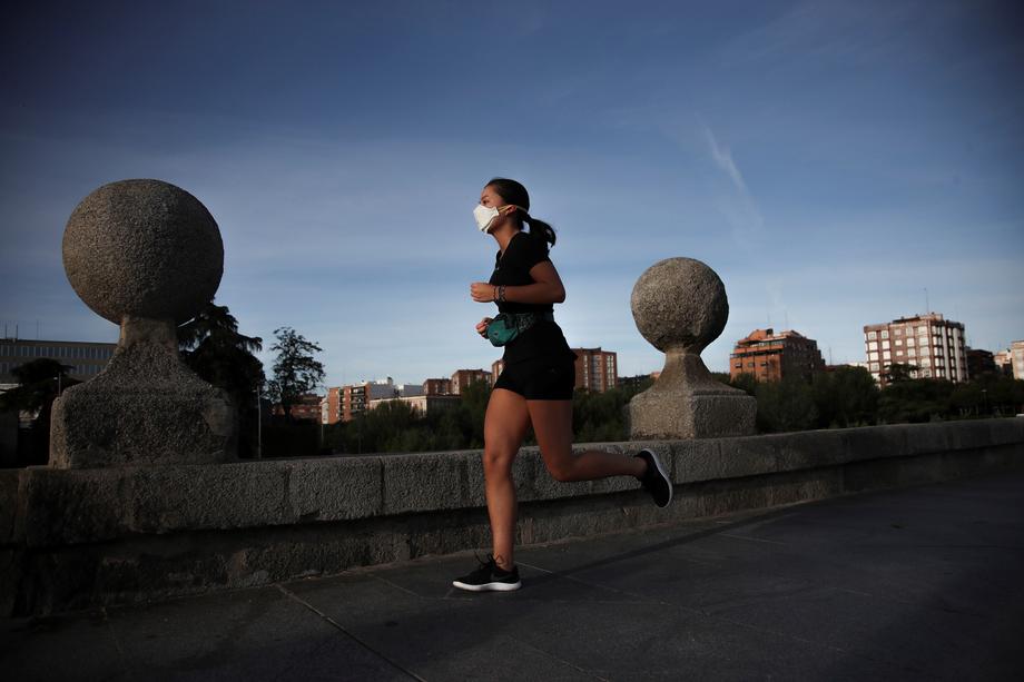 Spaniolii au ieșit să facă excerciții fizice în aer liber după 49 de zile de carantină