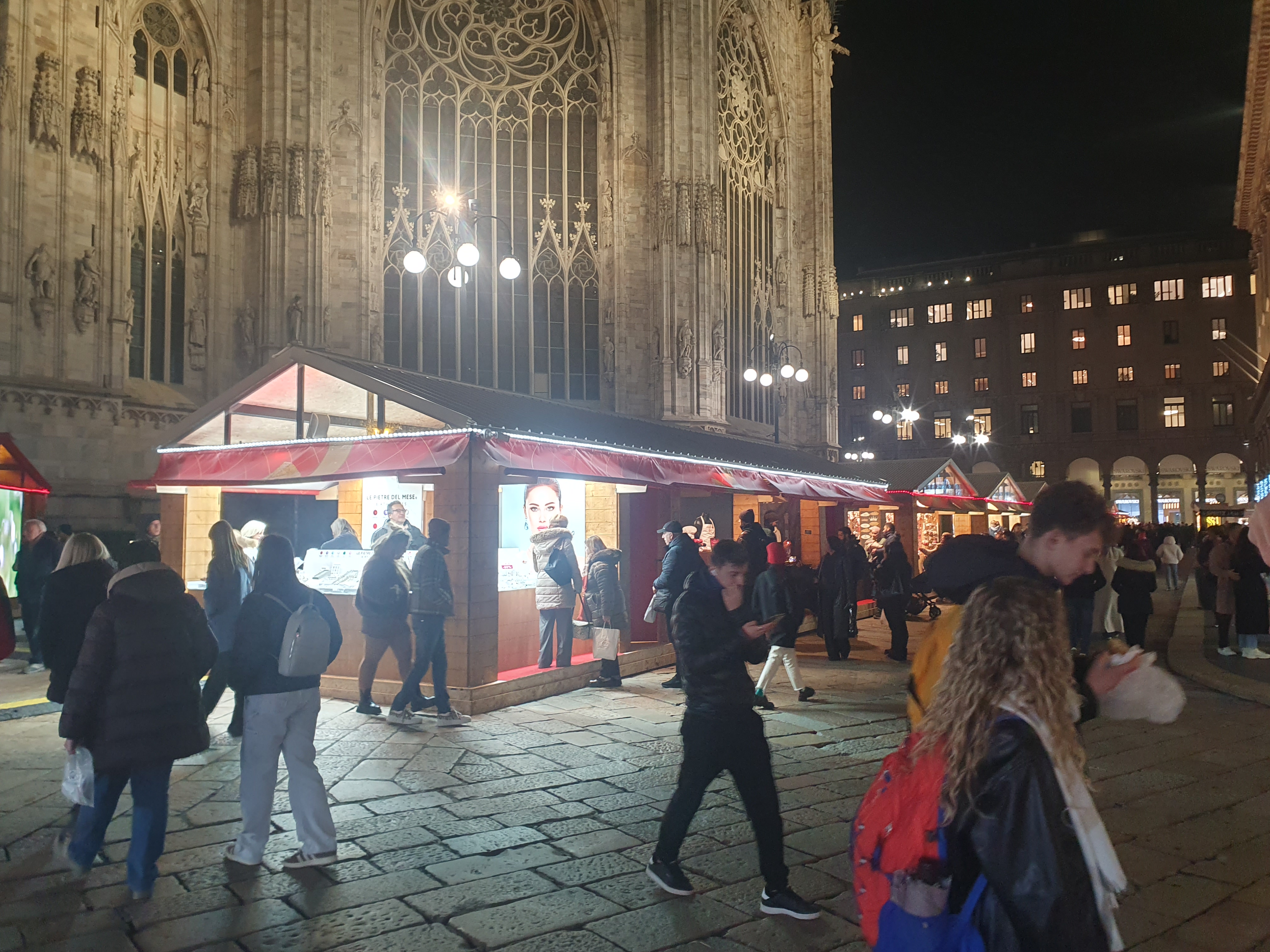 Târgul de Crăciun de la Milano, „stăpânit” de Tina și Milo, mascotele Olimpiadei de Iarnă 2026. Cât costă un pahar de vin fiert, o porție de street-food sau brânzeturile italienești