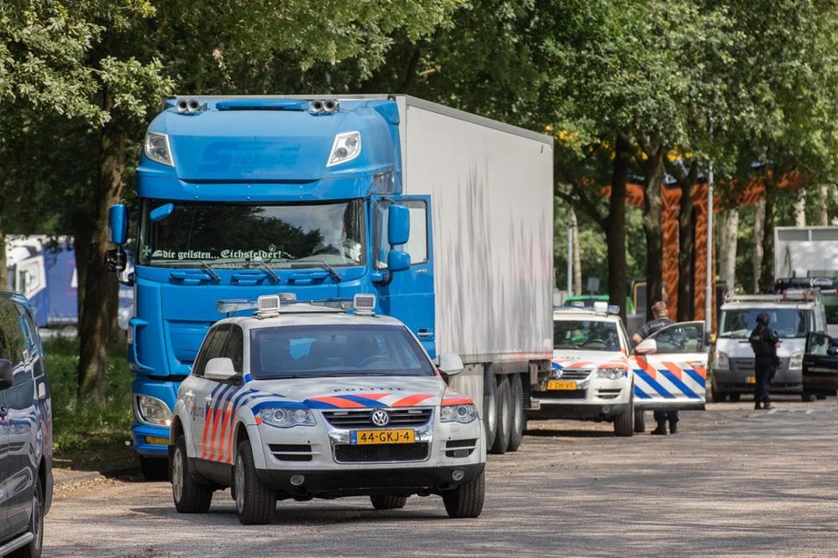 S-a aflat de ce polițiști înarmați până în dinți au păzit camionul unui șofer român în timp ce era percheziționat de criminaliști, în Olanda