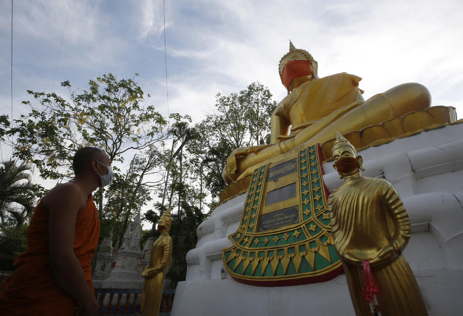 Statuile lui Buddha din Bangkok sunt acoperite cu măști de protecție, ”pentru a da un exemplu”