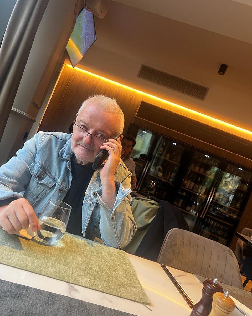 Irinel Columbeanu a dezvăluit ce făcea când mergea la Paris cu Monica Gabor: „Făceam multe în acele vremuri”. Cine îl ajută acum cu banii