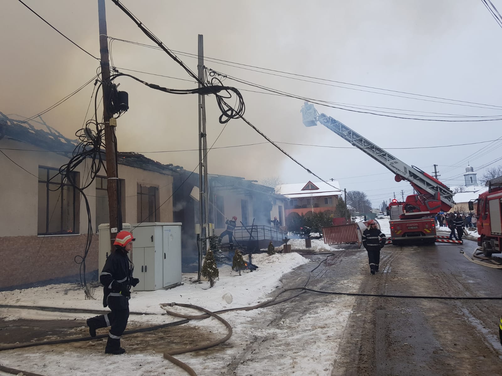 VIDEO&FOTO/ Incendiu puternic în localitatea vrânceană Fitionești. Primăria a fost cuprinsă de flăcări, iar angajații au reușit să iasă înaintea sosirii pompierilor
