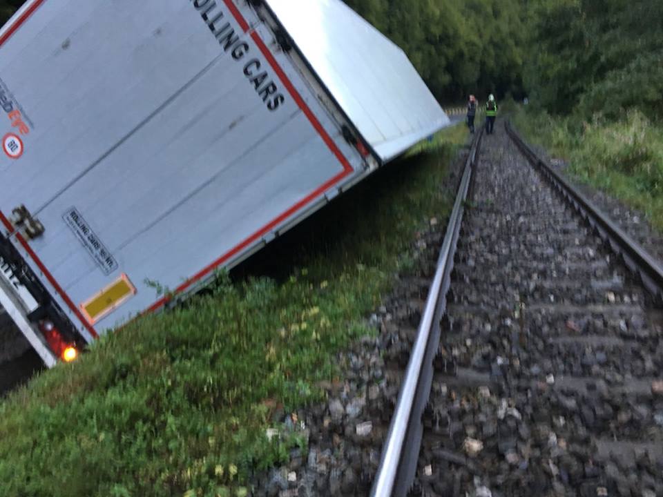 UPDATE: Călătorii din trenul Cluj-Oradea, blocat din cauza unui camion răsturnat pe calea ferată, transbordați