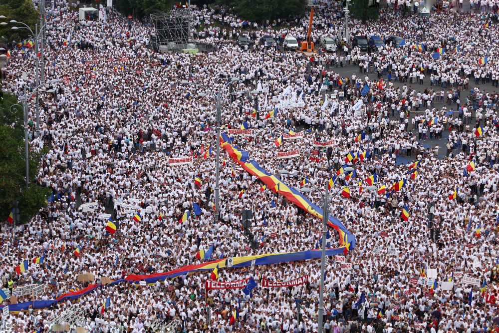 FOTO&VIDEO / Cum s-a desfăşurat mitingul PSD. Peste 100.000 de oameni au umplut Piaţa Victoriei