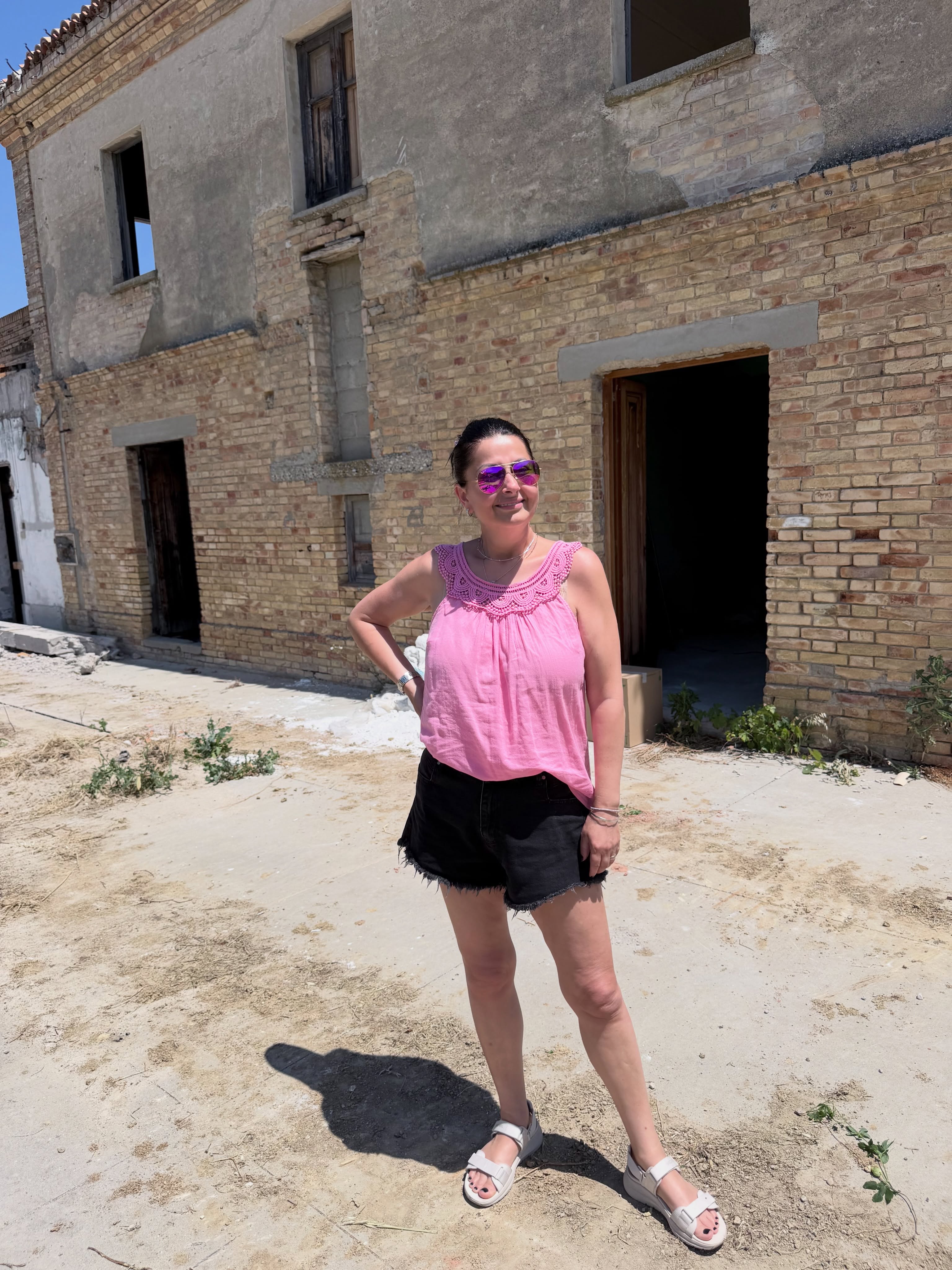 Noi imagini cu casa din Italia a Gabrielei Cristea, înainte să fie demolată. Vedeta și soțul ei se află în Abruzzo. „Vom recupera 95% din cărămidă”