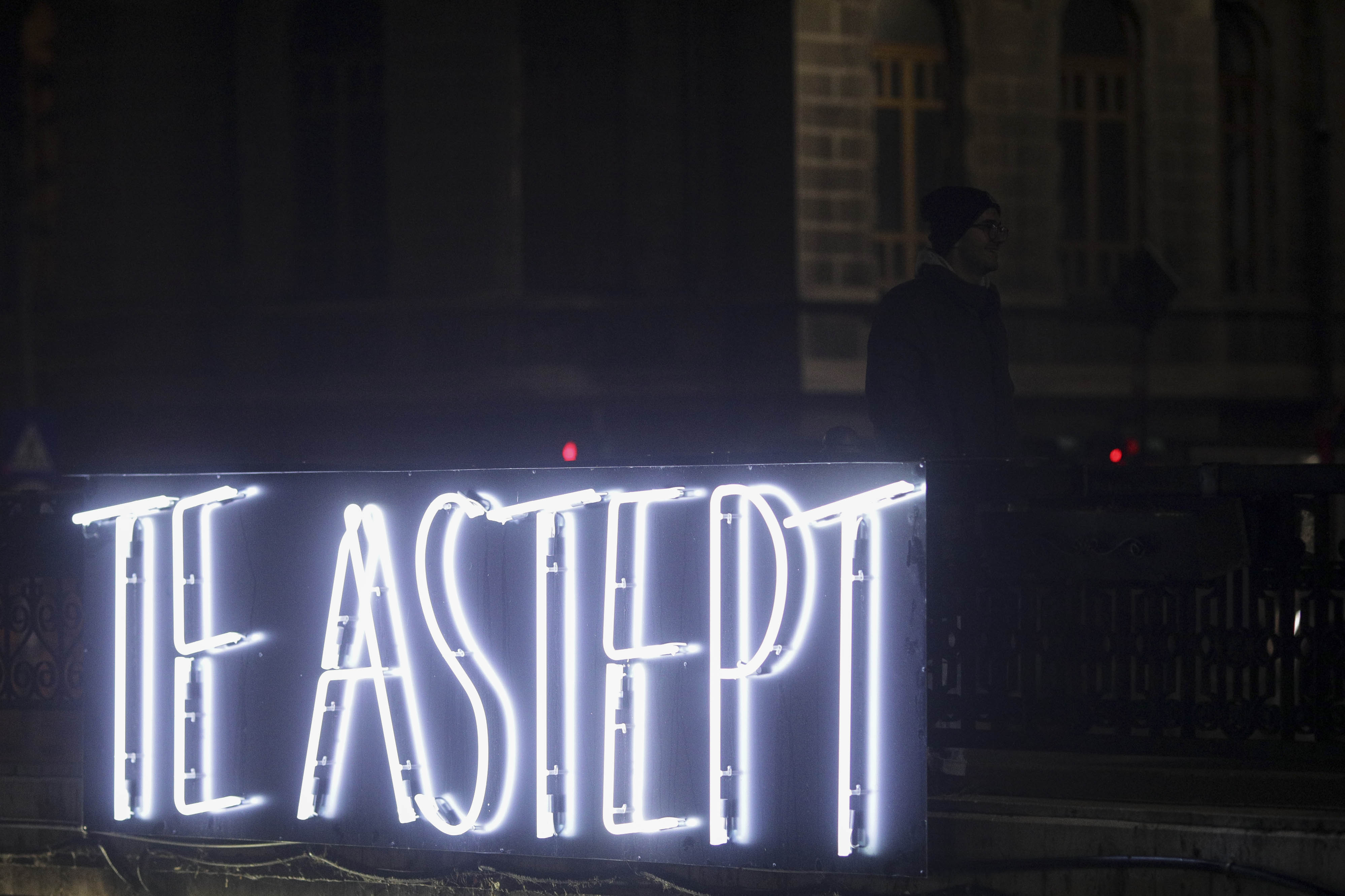 Mesajul „Mi-e dor de tine”, amplasat la Londra, a primit răspuns la Bucureşti. Ce a apărut scris pe Podul Izvor