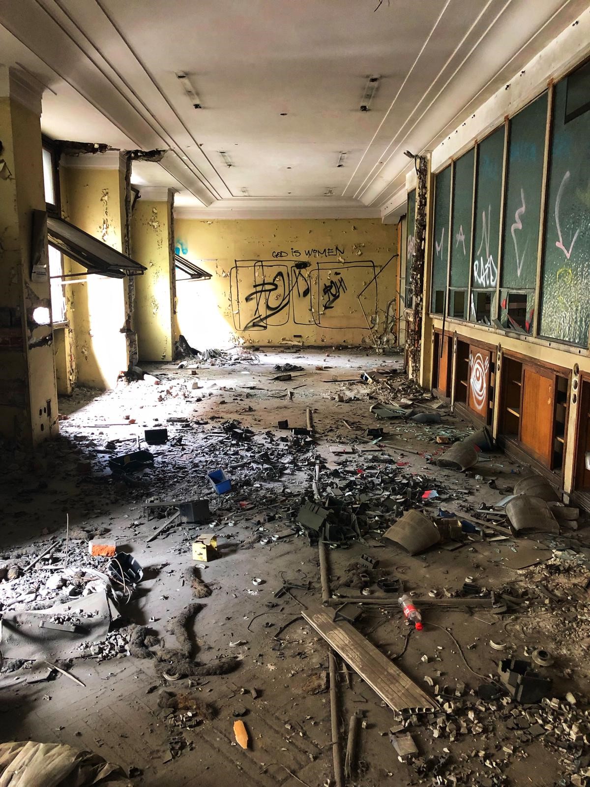 Blocul Rosenthal de pe Calea Victoriei intră în reparații. Fostul sediu al Băncii de Comerț Exterior, lăsat în paragină în ultimii 20 de ani / FOTO