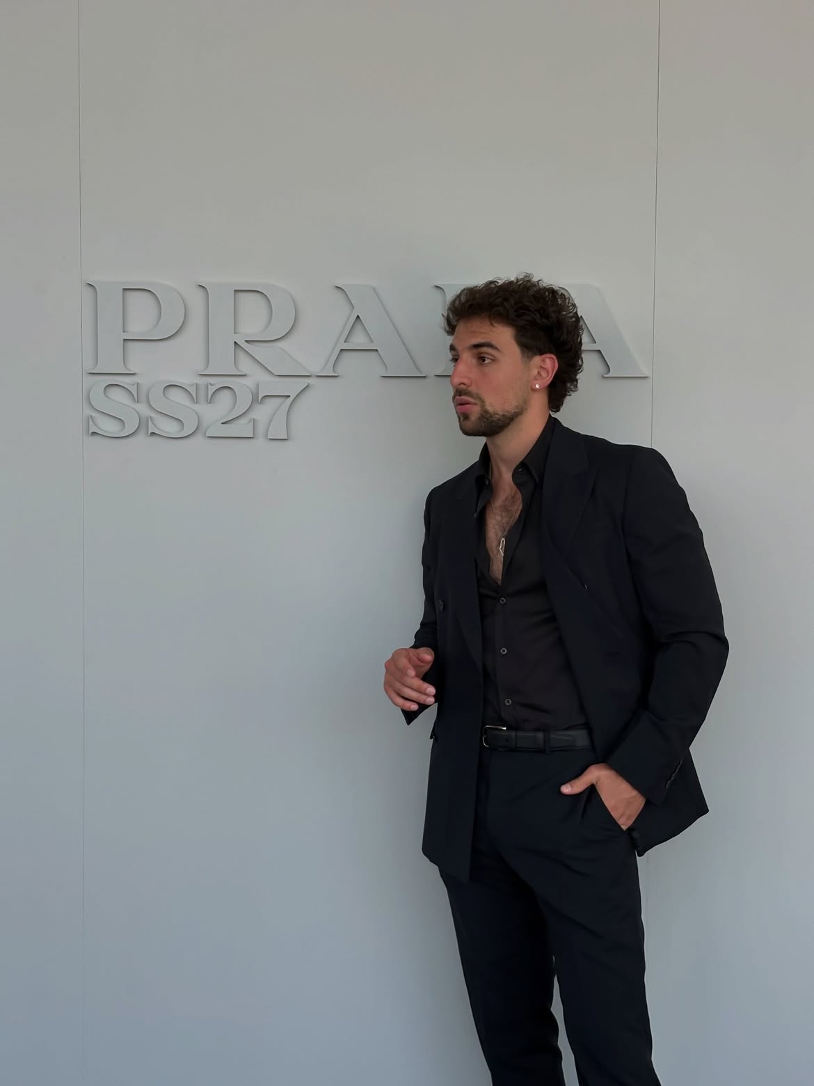 Artistul Saint Levant, noul ambasador Prada, a stârnit controverse după ce a purtat un colier cu harta Palestinei