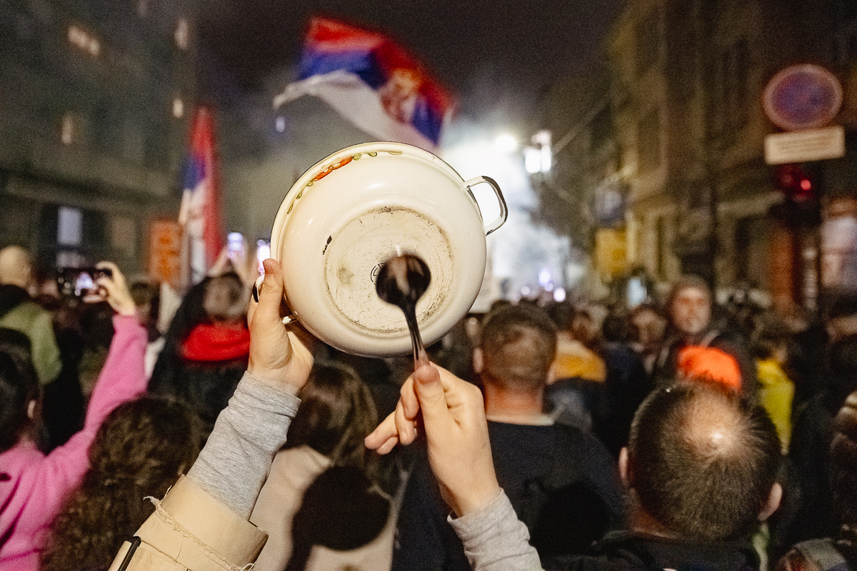 Marele protest de la Belgrad văzut din mulțime: Cratițele și tăcerea care au speriat Puterea FOTOREPORTAJ