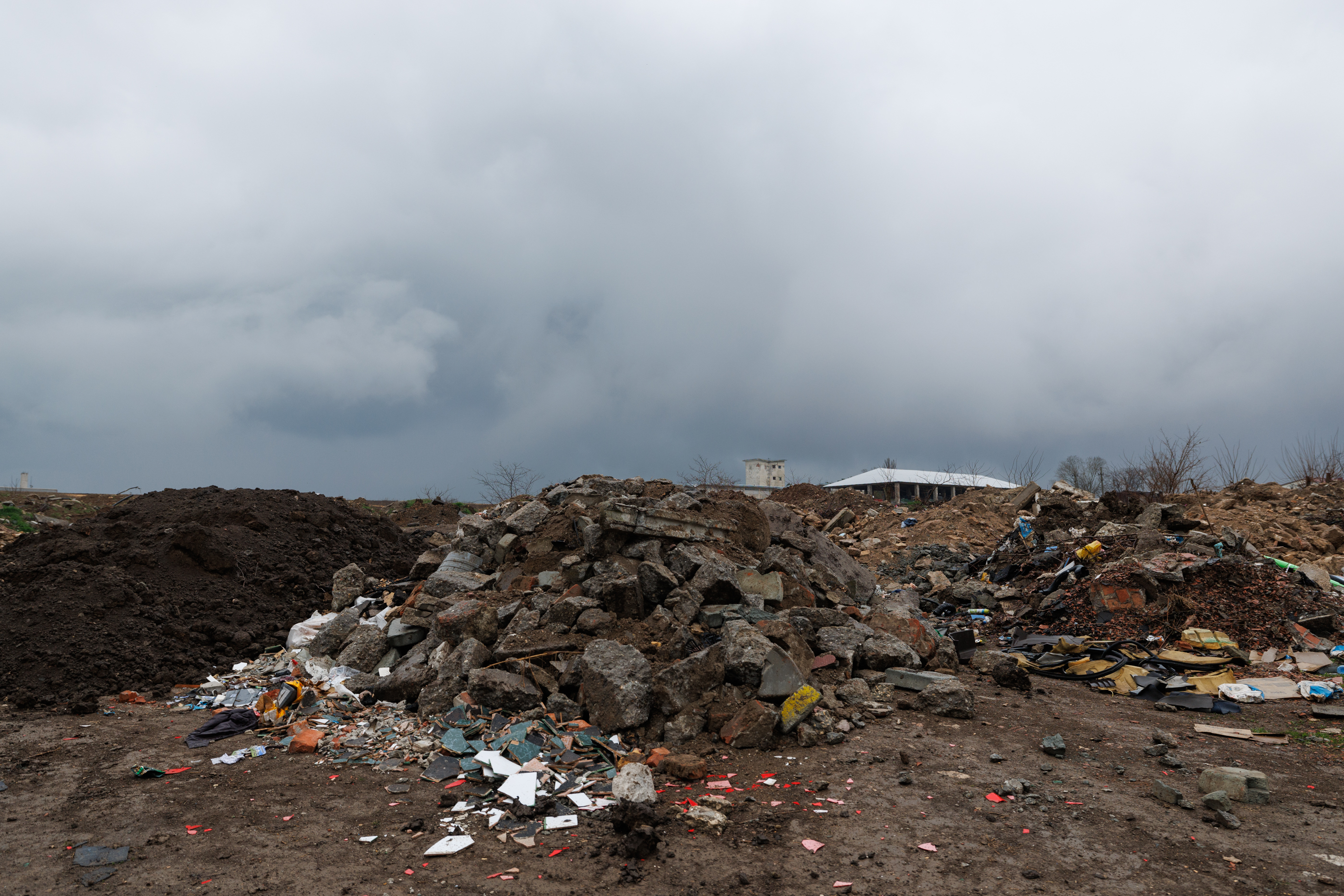 REPORTAJ O arie protejată Natura 2000 de la marginea Mangaliei a devenit depozit de deșeuri: „Aduc gunoaiele cu mașini mari, de la firme!”. Ministerul Mediului știe din 2020