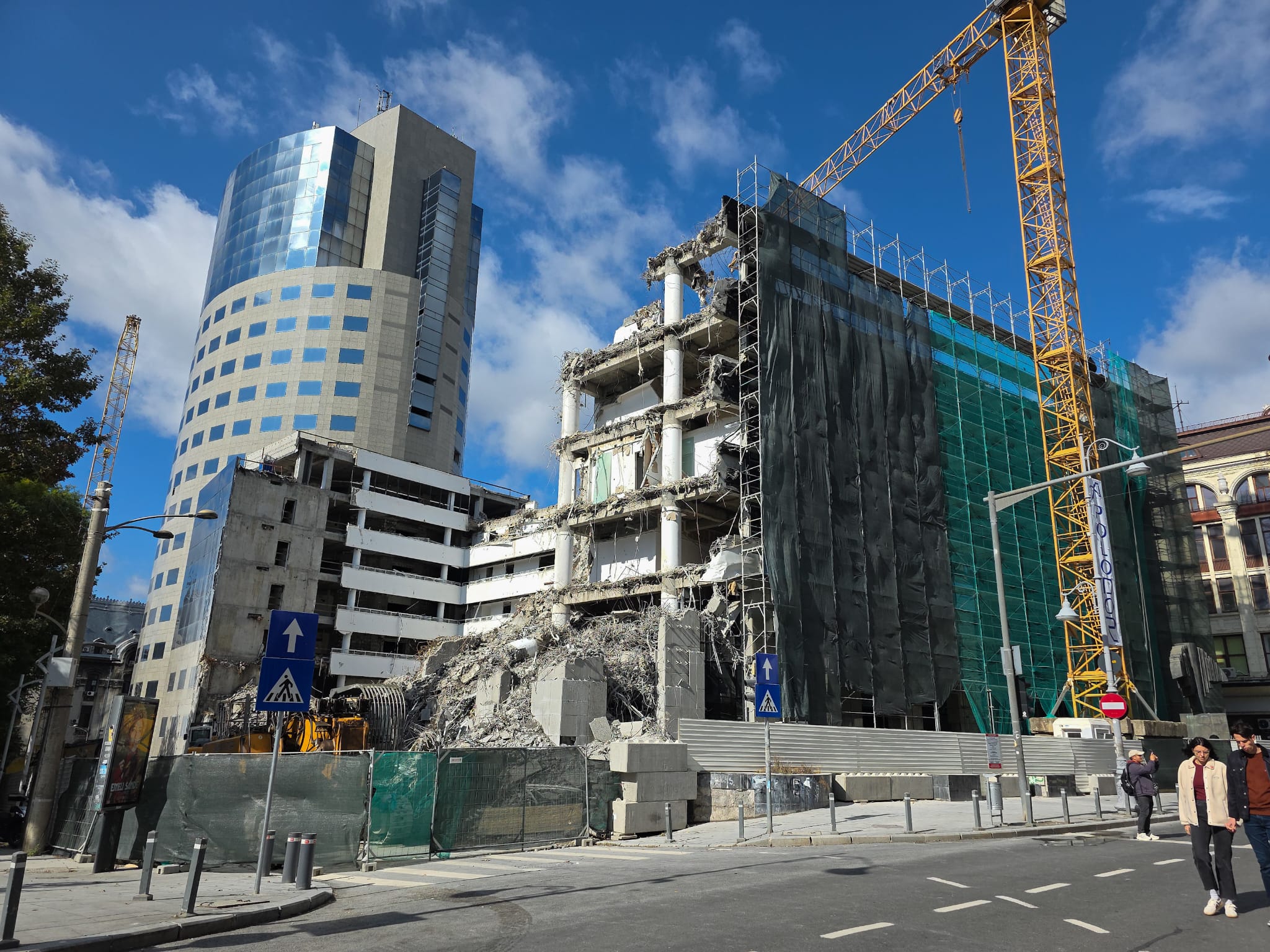 Sediul BCR din Calea Victoriei, fost Bancorex, nu a putut fi demolat nici după o lună. Clădirea a fost construită în anii ’90