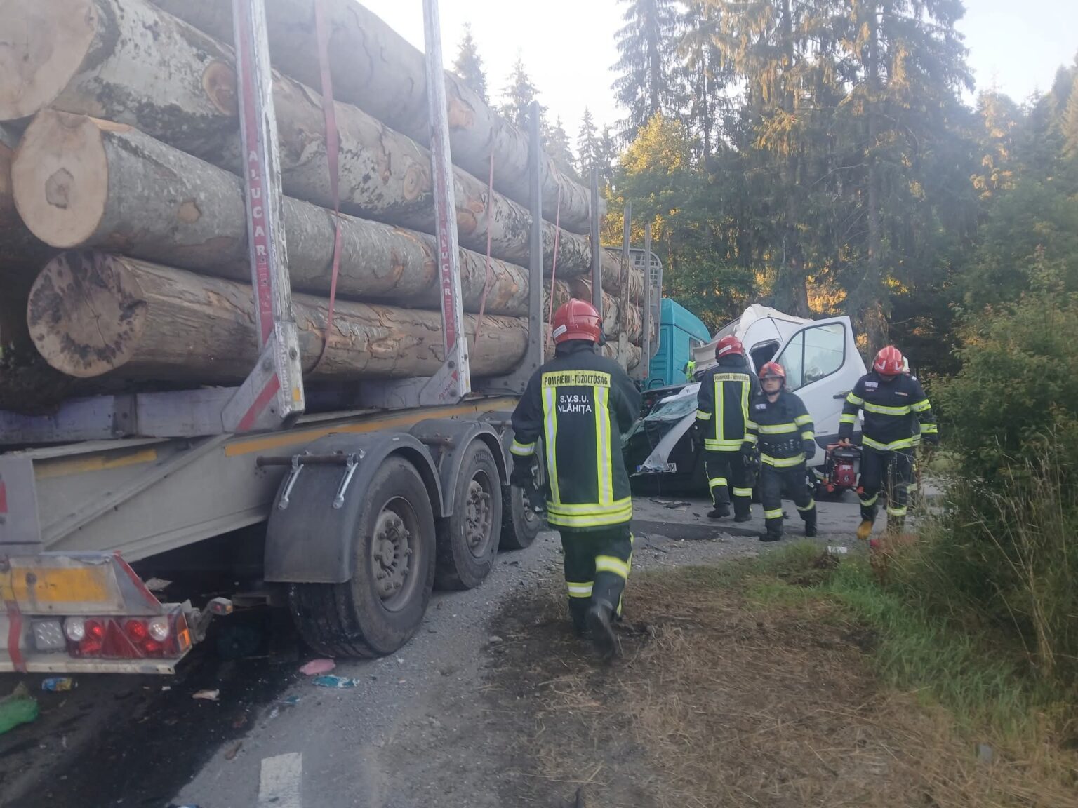 Un camion încărcat cu lemne și o autoutilitară s-au ciocnit pe DN 13A, în Băile Homorod: un bărbat a murit. A fost solicitat un elicopter SMURD