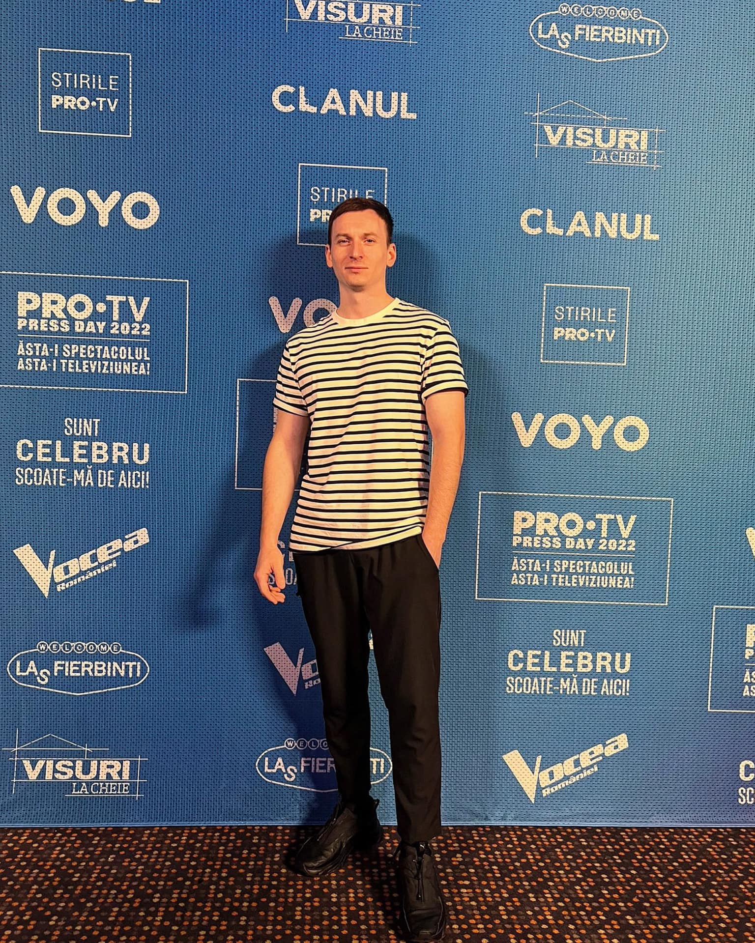 Denis Roabeș de la „Vocea României” a fost chelner în Moscova. Unde a mai lucrat înainte să devină celebru: „Am exersat multe și diverse”