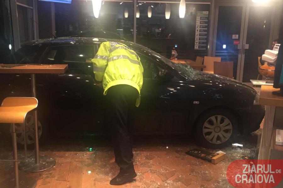 FOTO & VIDEO / Accident grav, noaptea trecută, într-o benzinărie din Craiova. Un client a fost rănit