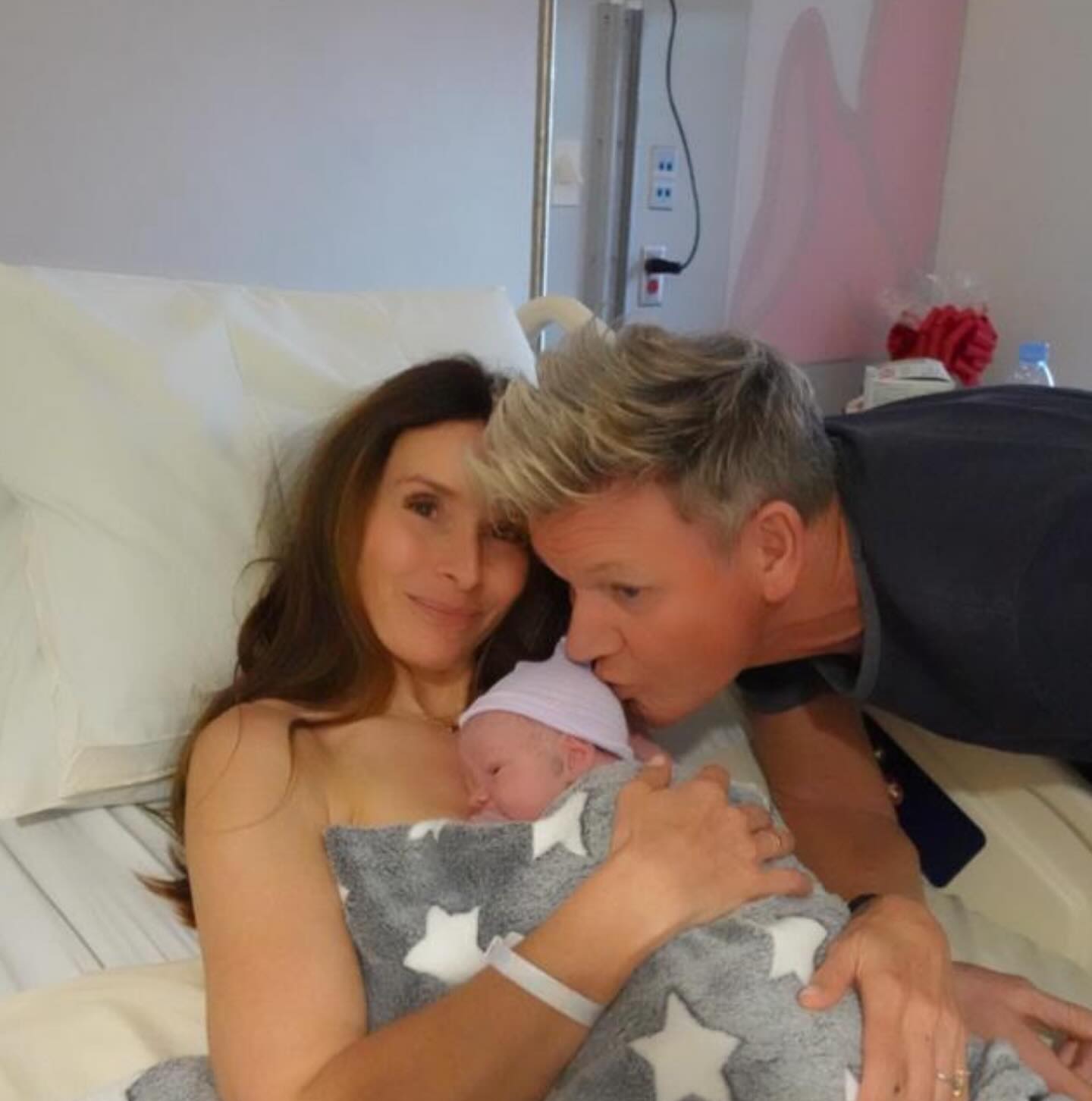 Gordon Ramsay, tată pentru a șasea oară: „3 băieți, 3 fete… Gata!”. Prima imagine cu fiul celebrului bucătar