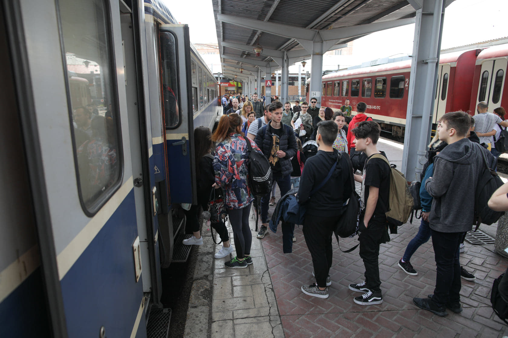 Aglomerație în Gara de Nord, înainte de începutul minivacanței de 1 mai. Mii de oameni, cu trenul spre destinația de distracție / FOTO&VIDEO