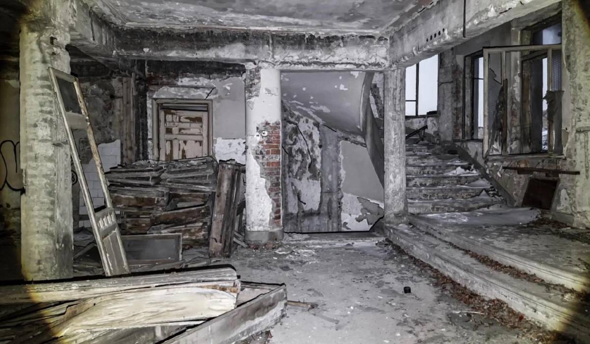 Hotelul Dunărea, o clădire-simbol din București lăsată în ruină lângă Gara de Nord, a fost scoasă din nou la vânzare