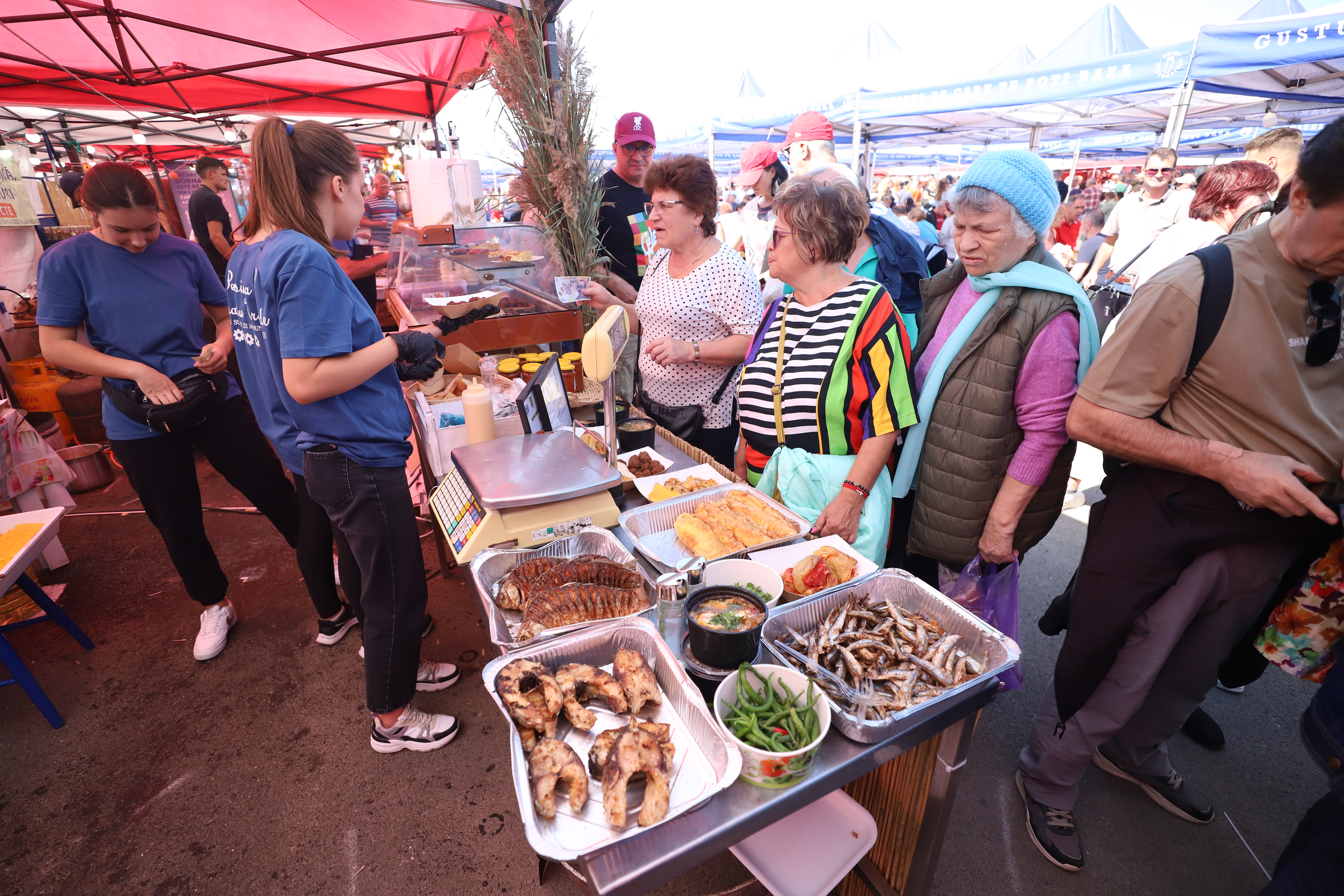 Secrete culinare de la Festivalul Borșului Lipovenesc din Jurilovca. Fără morcov, dar cu ardei și țicore de baltă: „Adevăratul gust îl dau oasele!” | FOTO REPORTAJ