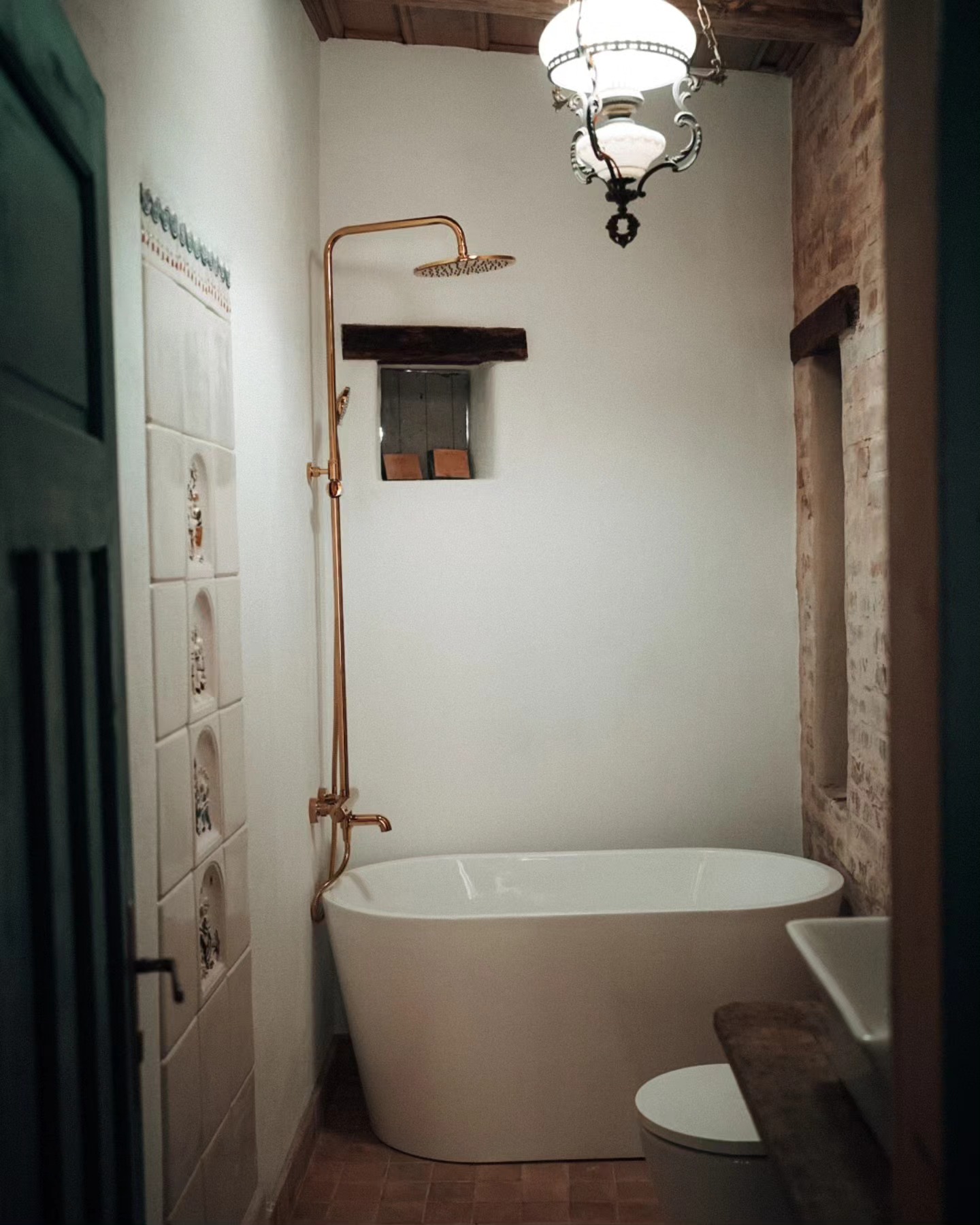 Imagini din casa de la Viscri a Danei Rogoz, decorată de Crăciun. Bradul l-a așezat pe masa din bucătărie, iar coronița a pus-o pe poartă